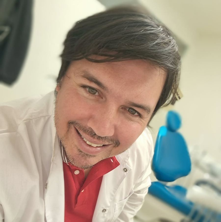 Od. Juan Ignacio Barrionuevo en su consultorio